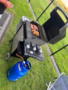 an overhead view of a grill with hot dogs on it at Domki Liza in Dziwnów