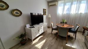 Televízia a/alebo spoločenská miestnosť v ubytovaní Apartment Factory