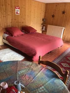 Postel nebo postele na pokoji v ubytování Manoir du Val Harangt
