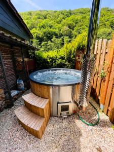 a hot tub in a yard next to a house at Idyllisches Häuschen im Grünen mit Whirlpool in Roßbach