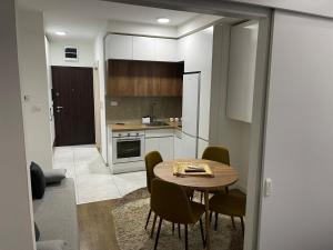 a kitchen with a table and chairs in a room at Stan na Novom Bubnju in Kragujevac