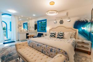 坎波斯杜若尔当vila grega hotel boutique的一间带大床的卧室和一间浴室 更多85张照片