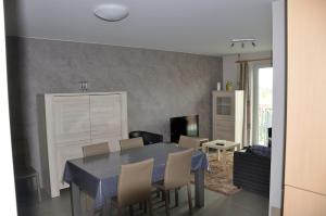 une salle à manger avec une table bleue et des chaises dans l'établissement Apartment Franky, à Ostende