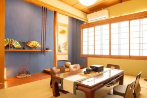 una sala da pranzo con tavolo e sedie di 100 square meters up to 11 people Namba Direct Bus 3 mins JR Osaka Loop Line Station 8 mins Train to Namba 12 mins, USJ 30 mins Kyoto Nara OK ad Osaka