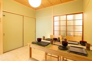 Foto dalla galleria di 100 square meters up to 11 people Namba Direct Bus 3 mins JR Osaka Loop Line Station 8 mins Train to Namba 12 mins, USJ 30 mins Kyoto Nara OK ad Osaka