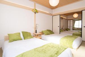 Letto o letti in una camera di 100 square meters up to 11 people Namba Direct Bus 3 mins JR Osaka Loop Line Station 8 mins Train to Namba 12 mins, USJ 30 mins Kyoto Nara OK