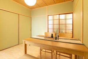 Foto dalla galleria di 100 square meters up to 11 people Namba Direct Bus 3 mins JR Osaka Loop Line Station 8 mins Train to Namba 12 mins, USJ 30 mins Kyoto Nara OK ad Osaka