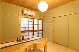 Foto dalla galleria di 100 square meters up to 11 people Namba Direct Bus 3 mins JR Osaka Loop Line Station 8 mins Train to Namba 12 mins, USJ 30 mins Kyoto Nara OK ad Osaka