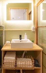 un bagno con lavandino e specchio di 100 square meters up to 11 people Namba Direct Bus 3 mins JR Osaka Loop Line Station 8 mins Train to Namba 12 mins, USJ 30 mins Kyoto Nara OK ad Osaka Altre 37 foto