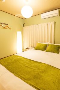Letto o letti in una camera di 100 square meters up to 11 people Namba Direct Bus 3 mins JR Osaka Loop Line Station 8 mins Train to Namba 12 mins, USJ 30 mins Kyoto Nara OK