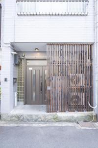 Foto dalla galleria di 100 square meters up to 11 people Namba Direct Bus 3 mins JR Osaka Loop Line Station 8 mins Train to Namba 12 mins, USJ 30 mins Kyoto Nara OK ad Osaka
