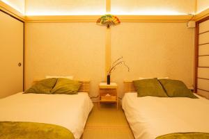 Letto o letti in una camera di 100 square meters up to 11 people Namba Direct Bus 3 mins JR Osaka Loop Line Station 8 mins Train to Namba 12 mins, USJ 30 mins Kyoto Nara OK