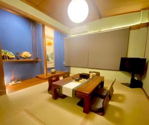 Area soggiorno di 100 square meters up to 11 people Namba Direct Bus 3 mins JR Osaka Loop Line Station 8 mins Train to Namba 12 mins, USJ 30 mins Kyoto Nara OK