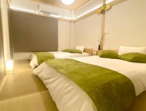 Letto o letti in una camera di 100 square meters up to 11 people Namba Direct Bus 3 mins JR Osaka Loop Line Station 8 mins Train to Namba 12 mins, USJ 30 mins Kyoto Nara OK