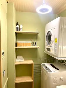 Foto dalla galleria di 100 square meters up to 11 people Namba Direct Bus 3 mins JR Osaka Loop Line Station 8 mins Train to Namba 12 mins, USJ 30 mins Kyoto Nara OK ad Osaka