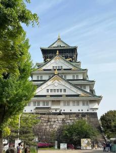 un grande edificio bianco con una torre in cima di 100 square meters up to 11 people Namba Direct Bus 3 mins JR Osaka Loop Line Station 8 mins Train to Namba 12 mins, USJ 30 mins Kyoto Nara OK ad Osaka