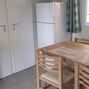 Kuchyň nebo kuchyňský kout v ubytování La Réserve 4 étoiles à Gastes emplacement 329 2CH 1SDB 6 personnes