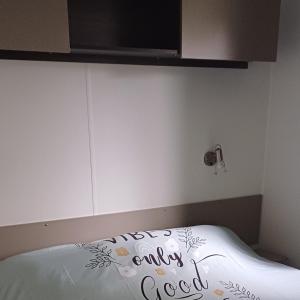 Postel nebo postele na pokoji v ubytování La Réserve 4 étoiles à Gastes emplacement 329 2CH 1SDB 6 personnes