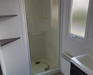 Koupelna v ubytování La Réserve 4 étoiles à Gastes emplacement 329 2CH 1SDB 6 personnes