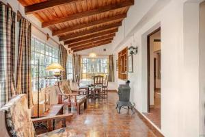 a living room with a fireplace and a table and chairs at Hermosa Casa V. General Belgrano in Villa General Belgrano
