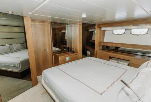 Ένα ή περισσότερα κρεβάτια σε δωμάτιο στο SANLORENZO SL Deluxe Motoryacht