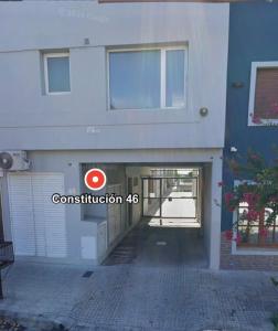 a building with a sign on the side of it at Duplex en alquiler in Tandil +1 photo