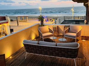 ソール・オスゴールにあるOcean View by carlon luxury rentalsのビーチ横のデッキに座るソファ