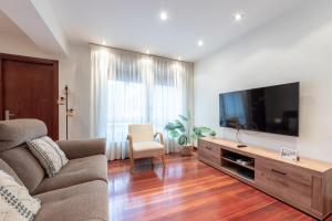 Телевизор и/или развлекательный центр в Luminoso, ascensor, tranquilo, centro de Bilbao