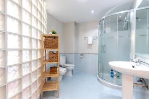 Ванная комната в Luminoso, ascensor, tranquilo, centro de Bilbao +23 фотографии