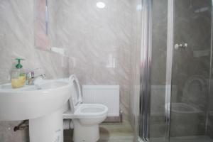 Ένα μπάνιο στο Private En-Suite With Free Wi-Fi & Parking in Wolverhampton