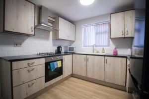 Η κουζίνα ή μικρή κουζίνα στο Private En-Suite With Free Wi-Fi & Parking in Wolverhampton
