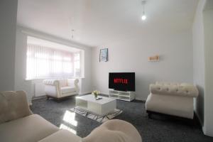 Μια τηλεόραση ή/και κέντρο ψυχαγωγίας στο Private En-Suite With Free Wi-Fi & Parking in Wolverhampton