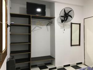 una stanza con una libreria e una TV a parete di La Rioja 4880 n1 a La Lucila del Mar