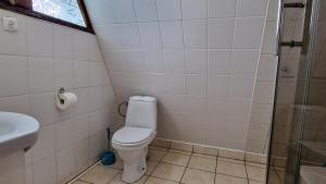 Afbeelding uit fotogalerij van Domki pod lasem blisko morza in Sztutowo