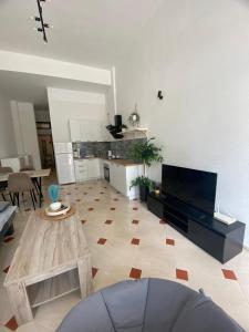 a living room with a table and a kitchen at Apartament Hana in Golem