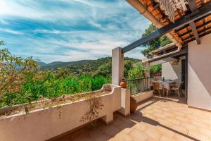 Casa con balcón con vistas a las montañas en Emeraude, appartement vue mer, en La Croix-Valmer