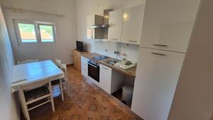 Kuchyň nebo kuchyňský kout v ubytování Apartmani Ždrelac