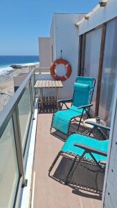 2 Stühle und ein Tisch auf einem Balkon mit Strandblick in der Unterkunft Eros OceanView Attic in Santa Cruz de Tenerife + 12 Fotos