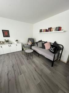 a living room with a couch and a table at Gemütliche Einliegerwohnung (2 Zimmer), Schönaich in Schönaich