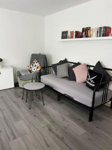 a living room with a couch and a table at Gemütliche Einliegerwohnung (2 Zimmer), Schönaich in Schönaich