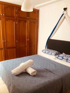 Una toalla encima de una cama en un dormitorio en Tiffany's Apartment, en Las Palmas de Gran Canaria