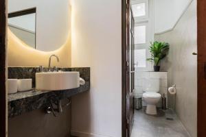 une salle de bain avec un lavabo et des toilettes dans l'établissement Fliphaus Ravignani 2258 'A' - 2 Bd Vintage Palermo, à Buenos Aires