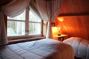 KalmariにあるLiinarantaのベッドルーム1室(ベッド1台、大きな窓付)