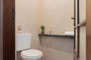 une salle de bain avec des toilettes blanches dans une chambre dans l'établissement Fliphaus Ravignani 2200 - Vintage Villa Palermo Hollywood, à Buenos Aires 24 autres photos