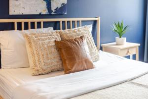 モントリオールにあるCozy 1BR on Rene-Levesqueのベッド(白いシーツ、枕付) +8枚の写真