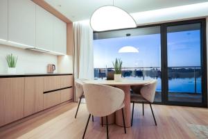 Kuchyň nebo kuchyňský kout v ubytování Sunset View - MAZURIA APARTAMENTY