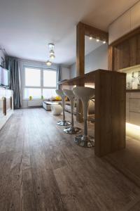 een keuken met een tafel en stoelen in een kamer bij Sweda Apartments Gdańsk Seaside in Gdańsk