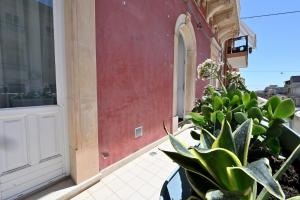 una puerta a un edificio con plantas delante de él en Val di Noto Domus Hilaris, en Ispica