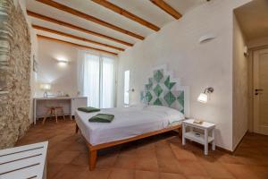 Postel nebo postele na pokoji v ubytování Casale La Macina - Hotel, Scopello + 37 fotografií