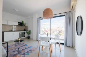 a kitchen and dining room with a table and chairs at Fliphaus Ravignani 1200 - Lux 1 Bd Pool Palermo Hollywood in Buenos Aires